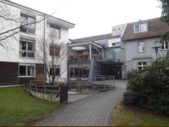 1926: Durch den Aufbau der Glasindustrie in D�bern waren viele katholische Glasmacherfamilien in den Ort gekommen. Der damalige Pfarrer Stark gr�ndete das Heim mit Hilfe des Fabrikbesitzers Paul G�lke, der eine Villa und ein Grundst�ck f�r soziale Zwecke,