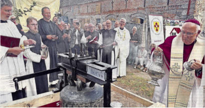 Erstmals erklingt in Treppeln die neue Kirchenklocke, die aus einer aufgel�sten katholischen Pfarrkirche in Schwarze Pumpe stammt. Die Glocke aus dem Jahr 1954 ist ein Geschenk der Pfarrei an die M�nche. Sie wurde vom Bischof Ipolt gesegnet